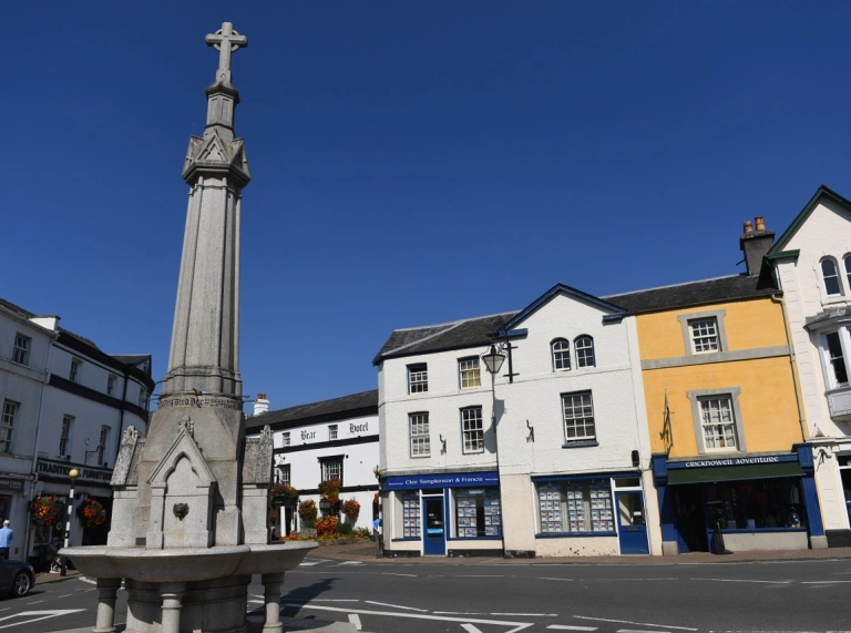 A cenotaph in the centre of a town square.