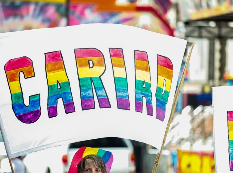 Sign saying Cariad in rainbow colours
