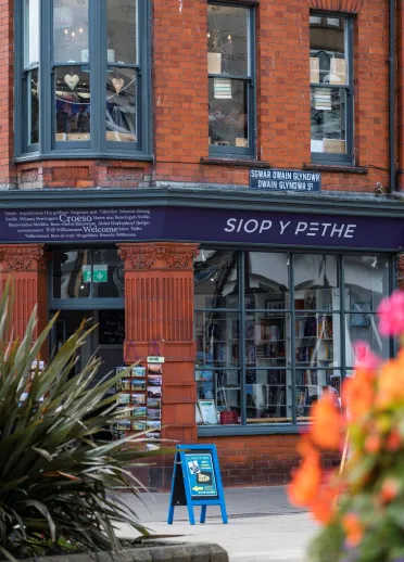 The frontage of Shop y Pethe, an arts and crafts shop in Aberystwyth.