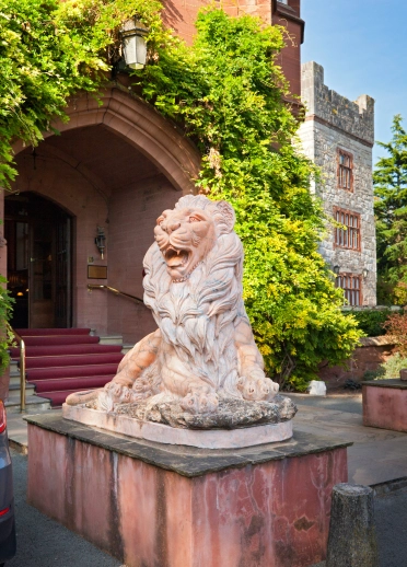 Steinlöwe vor Haupteingang des Ruthin Castle Hotels.