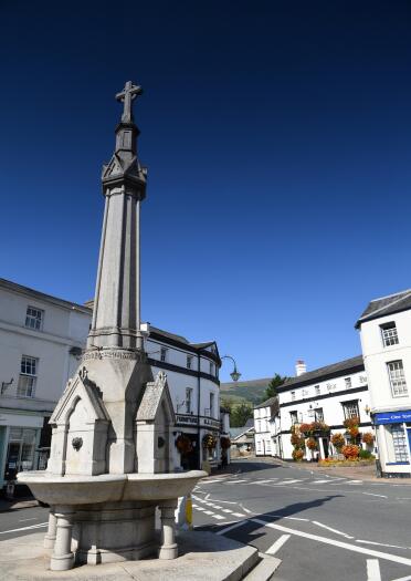 A cenotaph on a junction in a town centre.