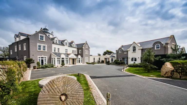 Driveway leading to a luxury hotel.