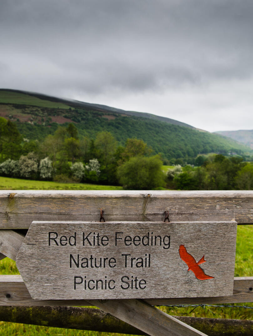 Gate with sign directing to a red kite nature trail.