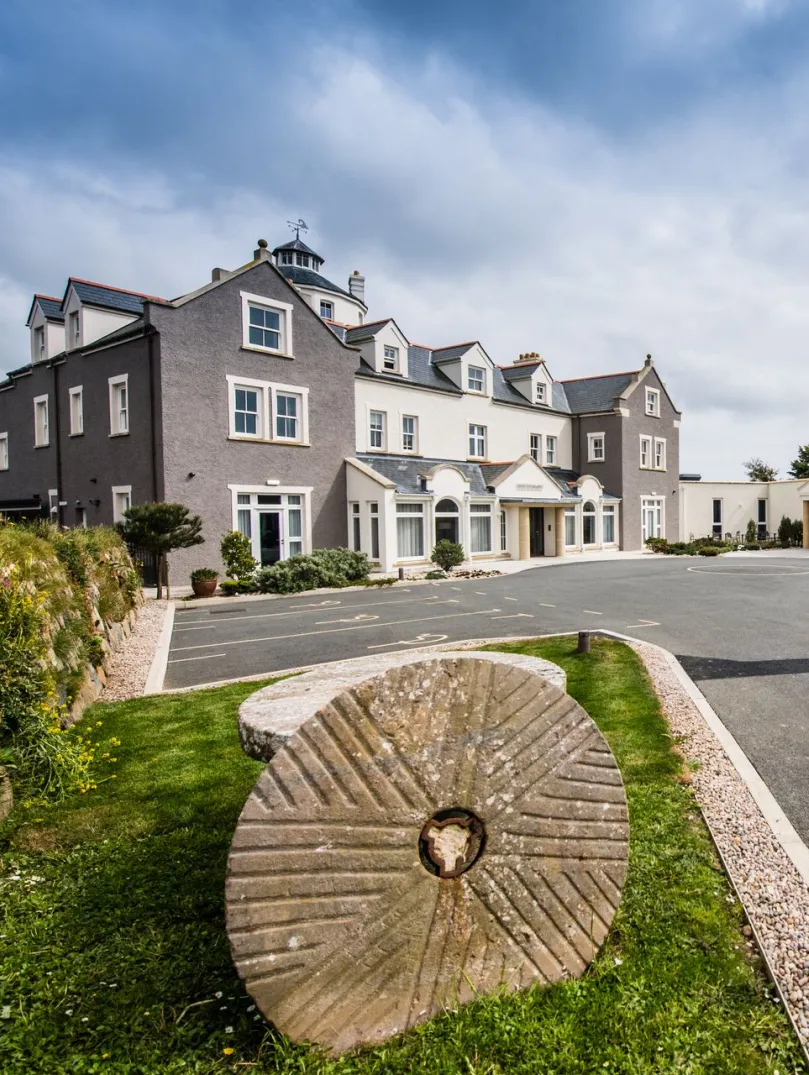 Driveway leading to a luxury hotel.
